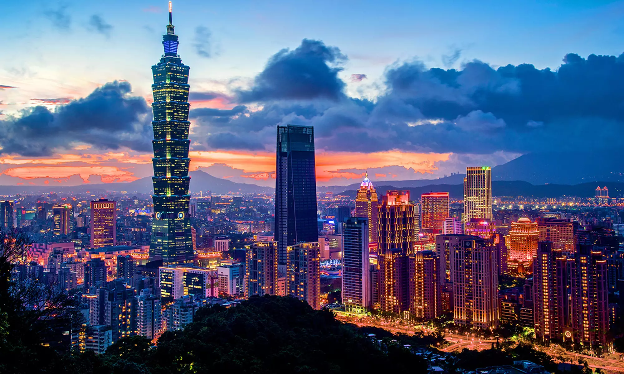 Man working on his phone in city 